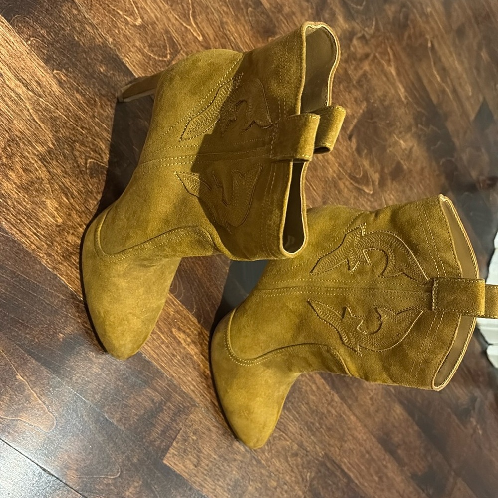 Boots with heel